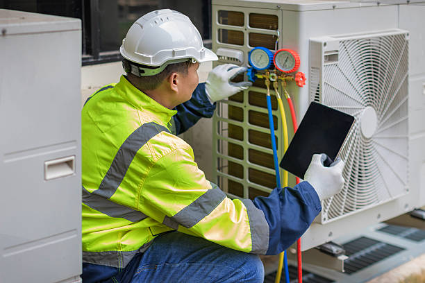 Professional Hvac technician working in Hagerstown, IN